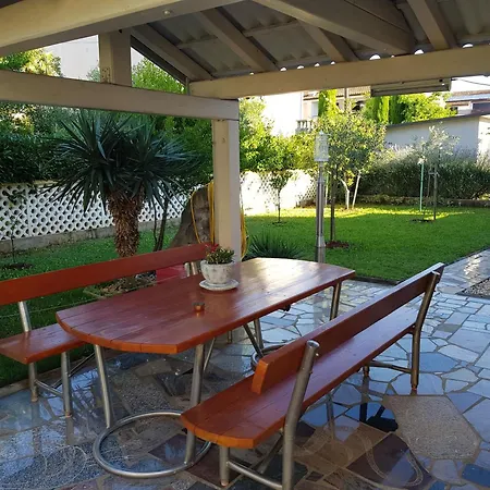 Apartment Hama Komunela Mit Garten Und Stellplatz